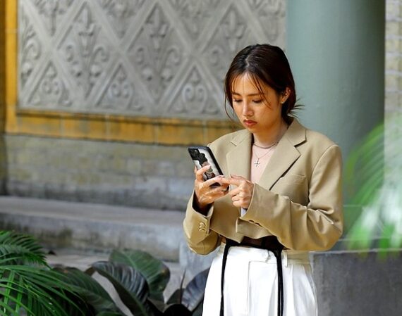 Jeune fille en train de télécharger l'application RM9 sur son smathphone